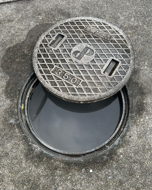  汚水桝のふたを開けた際、水位が上がり溢れている様子。
