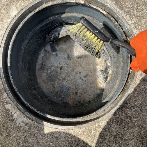 台所排水のクリーン桝から外して汚水桝内をを清掃している作業