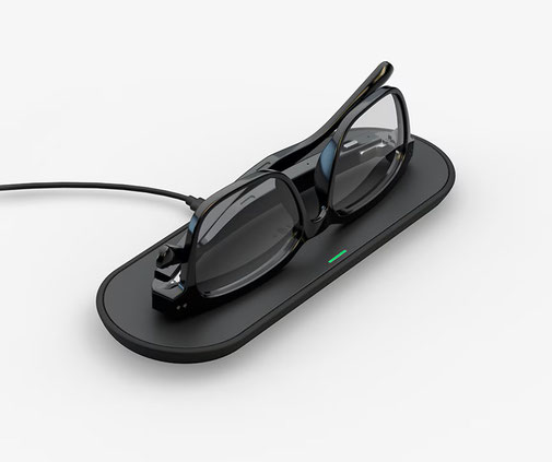 Auf dem LadePad wird die Brille automatisch mit Strom versorgt und die Akus  werden geladen.