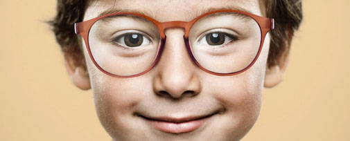 Junge mit Brille