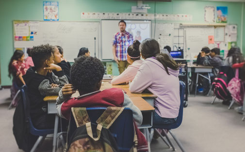 Un enseignant dans sa salle de classe