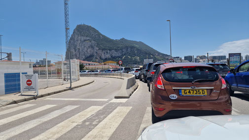 Grenzübergang Spanien nach Gibraltar mit The Rock im Hintergrund.