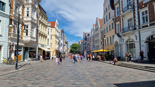 Lebhaftes Treiben in der Fussgängerzone von Rostock.