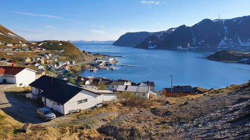 Blick in der Abendsonne auf Honningsvåg und den Honningsvag-Fjord.