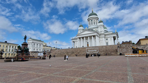 Dom in Helsinki vom Senatsplatz aus gesehen