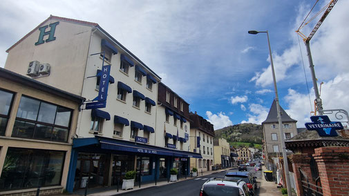 Das üble Hotel de la Poste in Massiac mit der langen und geraden Hauptstraße zum schnell Durchfahren.