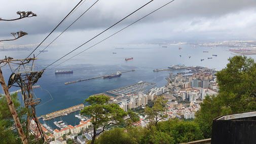 Blick von der Bergstation auf Gibraltar und die vielen wartenden Schiffe.