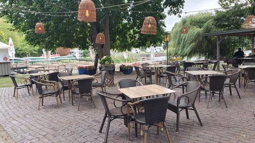 Der Biergarten bleibt bei Kälte und Sturm leer...
