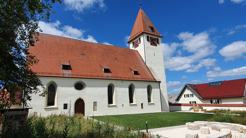 Hinter der Nellinger Andreaskirche befindet sich der Schöpfungsgarten...