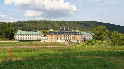 Schloss Pillnitz von der anderen Seite der Elbe...