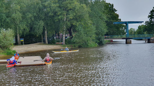 Einige Kanufahrer legen gerade an...