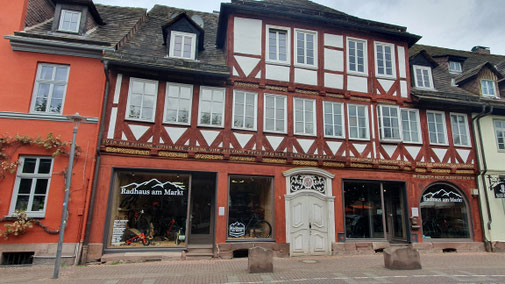 Ein Fachwerkhaus mit einer lateinischen Lebensweisheit im Holz...