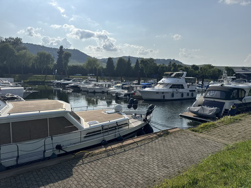 Stellplatz mit Yacht - sehr atmosphärisch