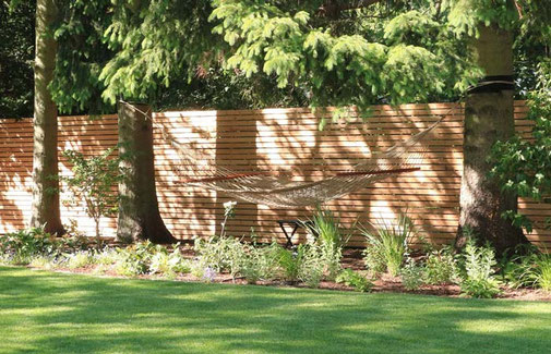 Zwischen bereits vorhandenen Bäumen ist eine Hängematte befestigt