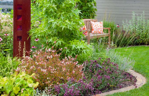 Abwechslungsreiche Beet-Bepflanzung mit Stauden, Gräser und Blumen