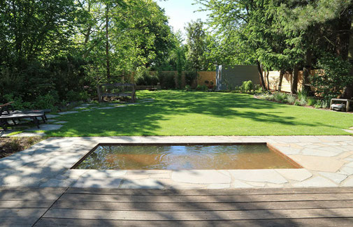Nachher eine natürlich angelegte Gartenanlage mit Wasserbecken an der Terrasse und vielseitiger Bepflanzung