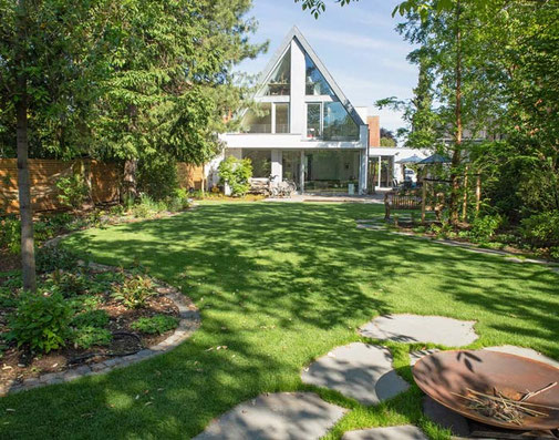 Gartenanlage und Terrasse nach der Umgestaltung, mit Blick auf das Einfamilienhaus