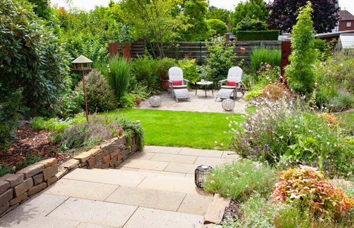 Die breite Terrassentreppe überwindet den Höhenunterschied und verbindet die Terrasse mit dem Garten