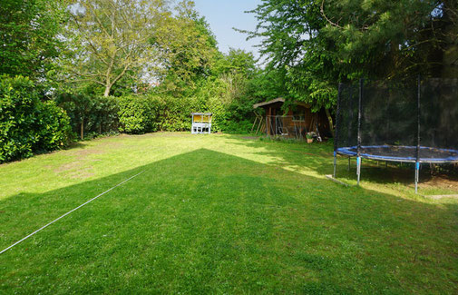 Vorher eine große, gerade Gartenfläche mit Gartenhaus aus Holz
