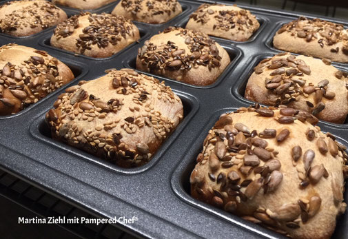 Pampered Chef Brownieform Brötchen mit Übernachtgare. Martina Ziehl mit Pampered Chef - Ihre Beraterin für alle Fälle rund um Pampered Chef. Online Bestellungen über Produkte von Pampered Chef über meinen Shop bestellen.
