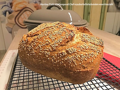 Heute mal wieder ein Brot frisch auf den Frühstückstisch gebracht. Der kleine Zaubermeister hat mir ein wunderbares Steinbackofenbrot gebacken. Dieses Brot könnt ihr entweder 1 Stunde gehen lassen oder so wie ich über Nacht gare