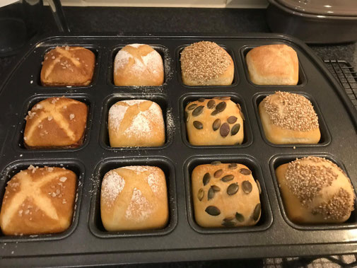 Pampered Chef Brötchen aus der tollen Brownieform. Schmackhaft, knusprig und oberlecker - einfacher kann backen nicht sein. Martina Ziehl mit Pampered Chef ihre Fachberatung mit Onlineshop