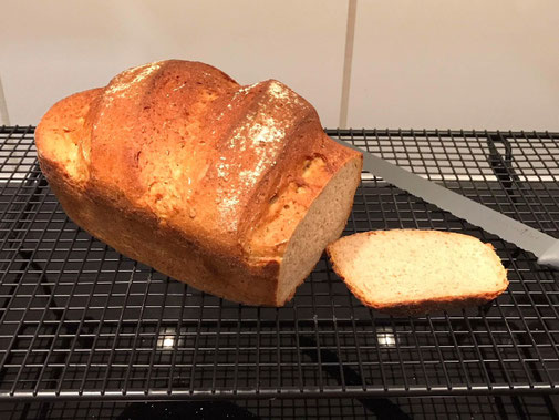 kleiner Zaubermeister Eine neue Größe für kleinere Portionen! Für kleine Brote, Braten & mehr. Außenmaß mit Deckel: ca. 15,6 cm hoch; 26 x 15,9 cm. Ca. 1,5 l. 