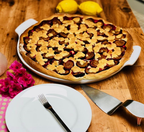 Hier siehst du meinen leckeren Zwetschgenkuchen den ich auf der White Lady von Pampered Chef gebacken habe.