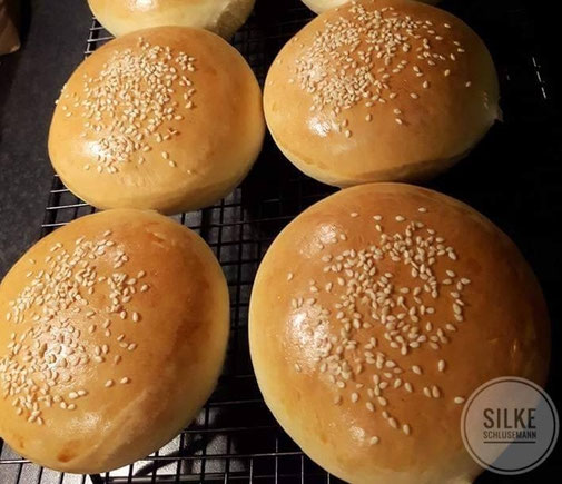 Pampered Chef Hamburger-Buns vom Zauberstein. Hamburger-Brötchen vom Zauberstein. Martina Ziehl mit Pampered Chef - Rezepte rund um die Welt von Pamperedchef.