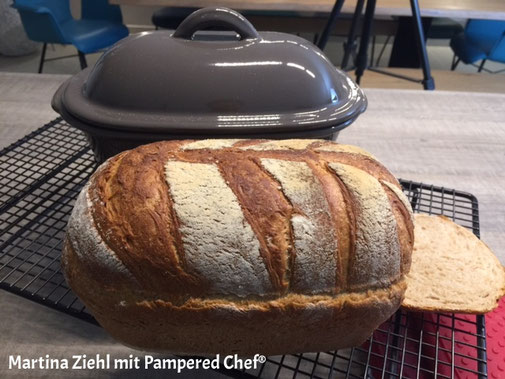 Knuspriges Brot aus dem kleinen Zaubermeister von Pampered Chef. Ein Rezept von Martina Ziehl mit Pampered Chef. Online den kleinen Zaubermeister einkaufen