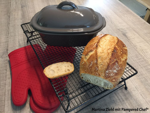 Hier siehst du ein selbst gebackenes Italienisches Landbrot aus dem Brotbacktopf kleiner Zaubrmeister Lily. Dieses Rezept ist von der Pamperedchef Beraterin Martina Ziehl. #pamperedchef #zaubermeister #ofenmeister
