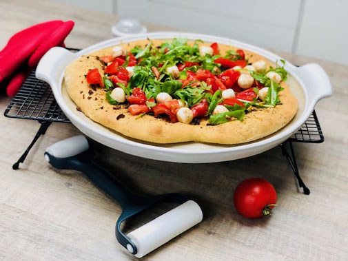 Hier siehst du meine leckere Sommerpizza die ganz frisch schmeckt. Zubereitet habe ich die frische Pizza auf dem großen runden Stein der White Lady von Pamperedchef