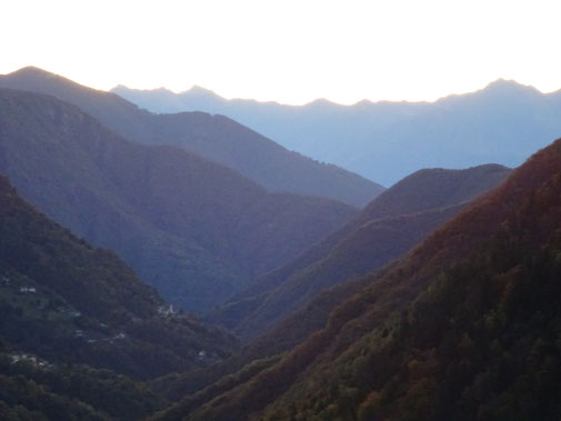 Blick in Richtung Locarno mit Bergrücken in bläulichem Dunstlicht.