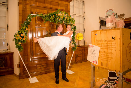 Brautpaar auf Hochzeit vor der Fotobox Osttirol