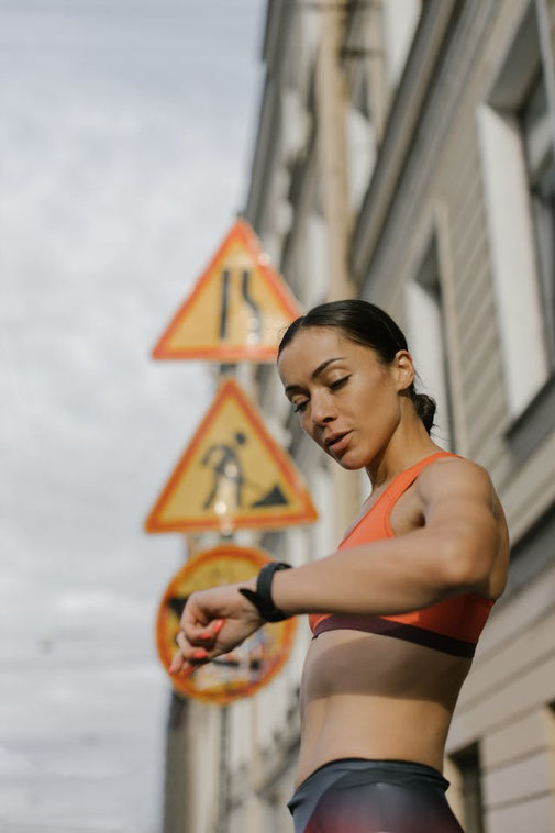 Läuferin prüft mit dem Pacerechner ihre ideale Pace für Marathon, Halbmarathon und andere Distanzen.