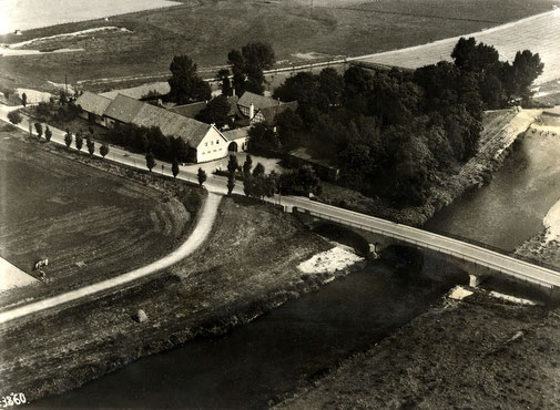 Luftaufnahme aus den 30er Jahren vom Wellenbad mit neuer Brücke und Tanzpavillion