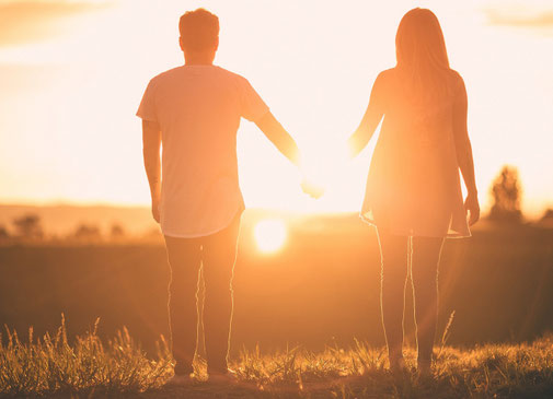 Ein Paar im Sonnenuntergang, Gegenlicht