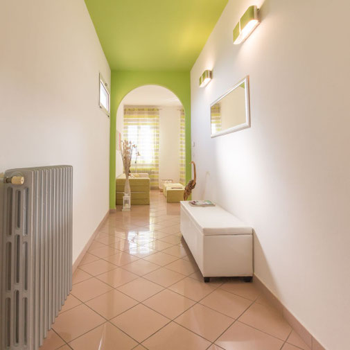 interno di una casa salotto cucina con cooridoio