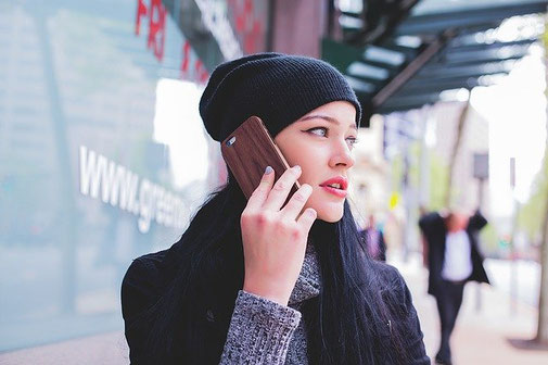 jeune femme au téléphone portable 