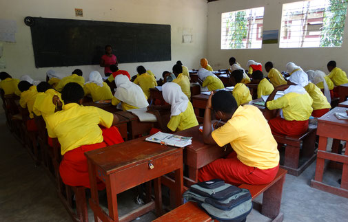 Eine Mädchenschule in Kenia. Diese Mädchen können nur durch Patenschaften zur Schule gehen.