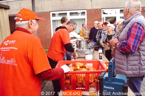 Foto: Anstehen für Currywurst am Tag der Verbände in Brauck, IGBCE Gladbeck-Süd, 2017