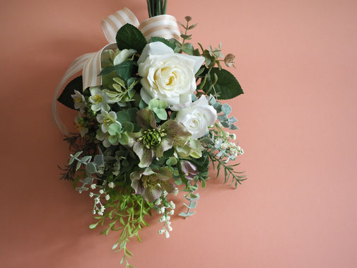 ミニブーケ体験レッスン　ピンク系のバラを使用　実物、葉ものも入っているナチュラル感　花瓶に入れてお部屋のアクセントに。