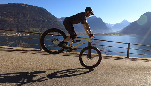 Manöver "Nosewheelie". Elementarste Fahrtechnik