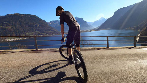 Auf der Stelle Balancieren. Grundvoraussetzung fürs Biken