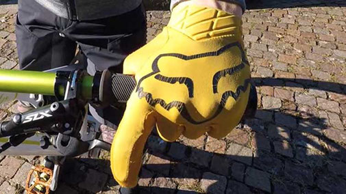 Die Hand muss bündig mit dem Lenker abschliessen, der Zeigefinger greift aussen im Radius des Hebels