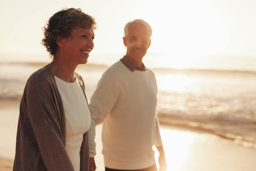 Ein glückliches Paar am Meer als Symbol für Paartherapie