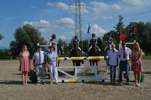 Siegreiche Equipe der Elgger Pferdefreunde: Martina Wüthrich, Jennifer Eicher, Corinne Bosshard, Simone Scherrer (hinten). Vorne: René Steiner (OKV), Claire Bodmer, Elsbeth Walther (Jurypräsidentin), Roland Fraefel (Sponsor), mit Ehrendamen
