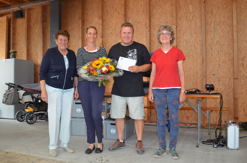 Die Betreiber der Festwirtschaft, Simone und Thomas Bodmer, wurden vom OK (Claire Bodmer und Anna Katharina Bächler) geehrt.