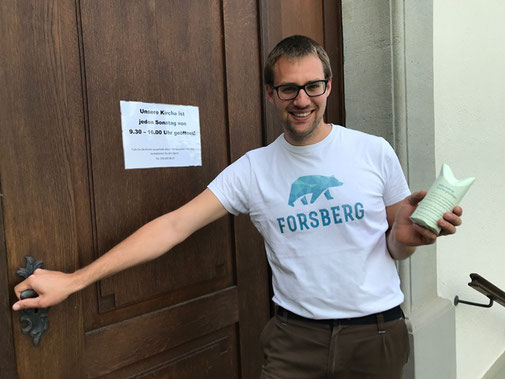Sigrist Simon Baumann Kamm hat aus alten Advents- und Osterkerzen neue Kerzen für das tägliche Gebet gezogen.