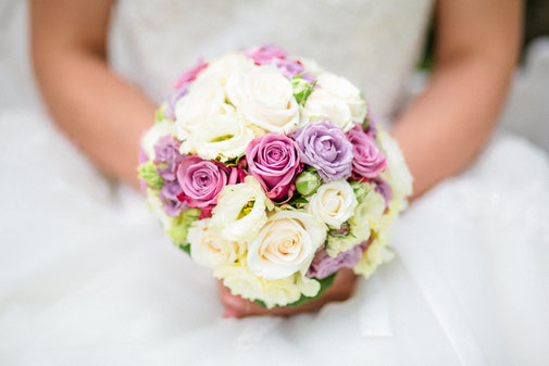 Ungezwungenes Paarportrait während einer Hochzeit in Unterfranken